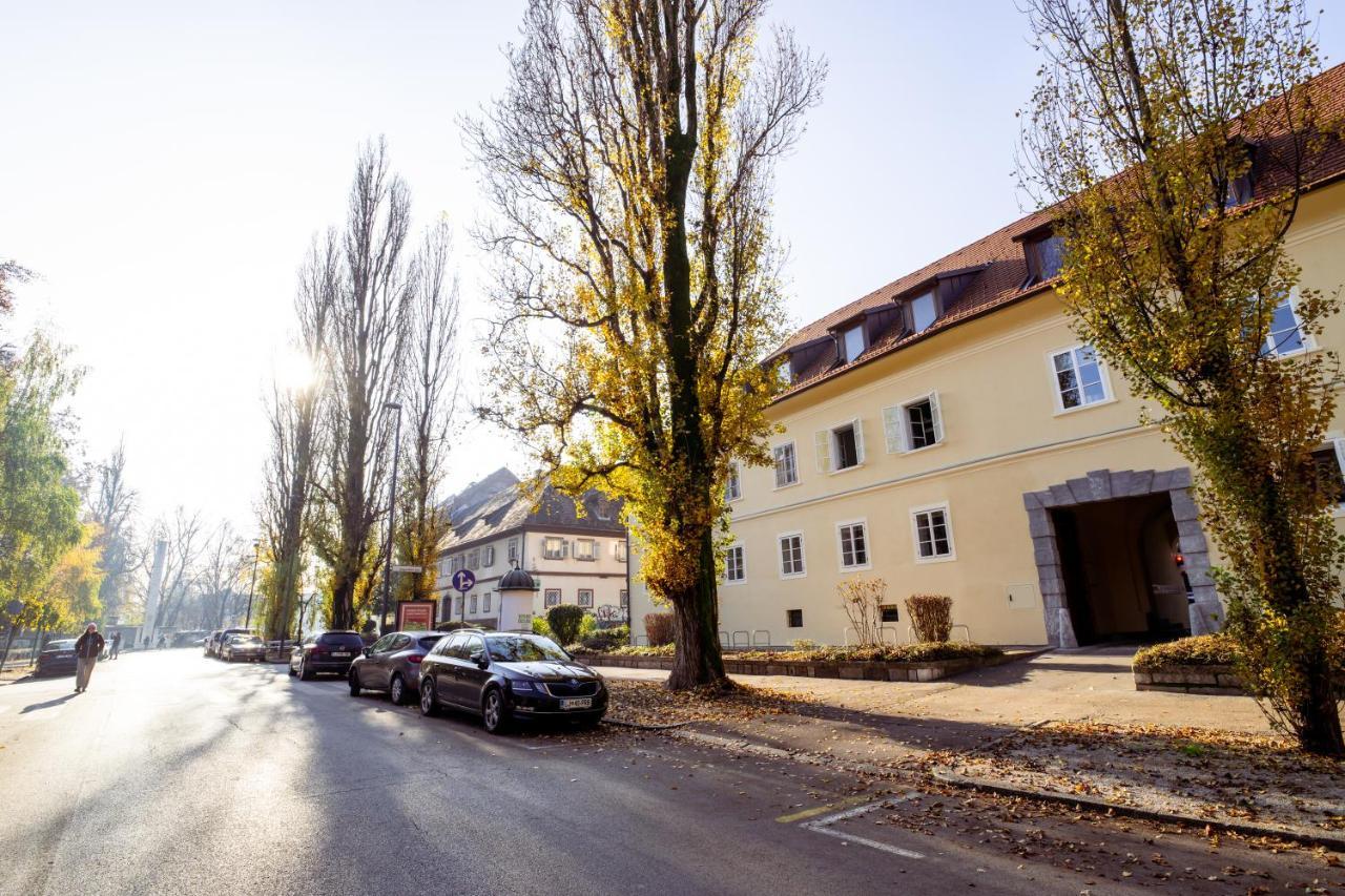 Central Living Vegova-With Parking Ljubljana Bagian luar foto