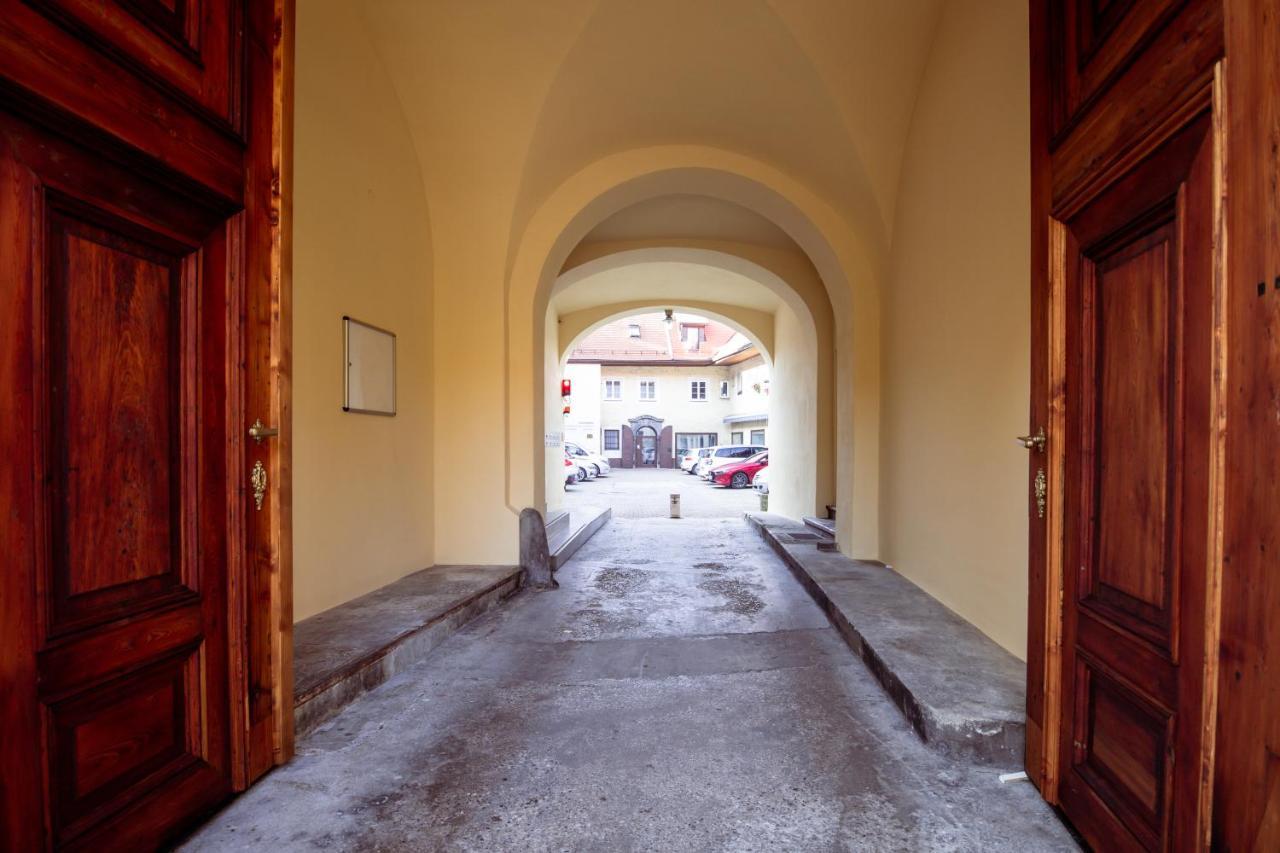 Central Living Vegova-With Parking Ljubljana Bagian luar foto