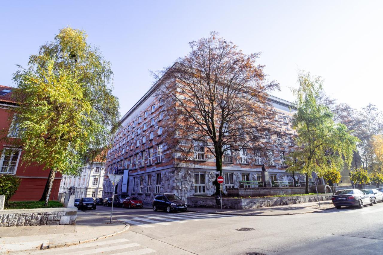Central Living Vegova-With Parking Ljubljana Bagian luar foto